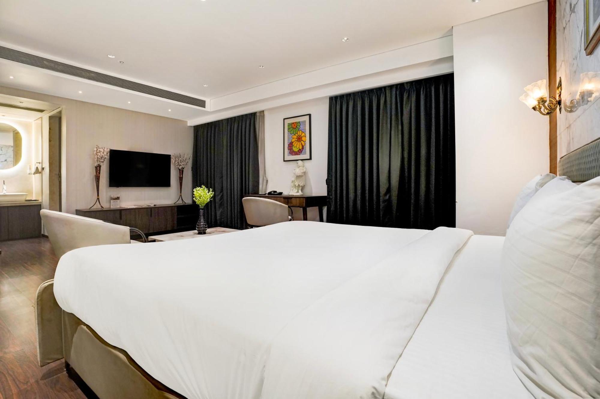 Palette Magarpatta City Formerly Emerald Guestimony Pune Exterior photo